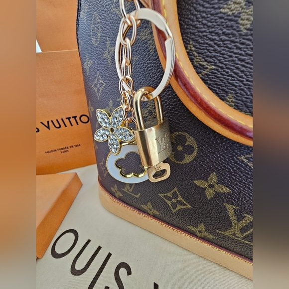 Unbranded Bagcharm, Keycharm, Keychain - lock & key not included. - Picture 5 of 5